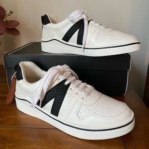 NWB - MIA Alta Sneaker in Blk/White, Size 7M